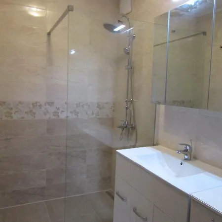 Uj-lak Apartman *