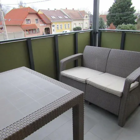 Apartment Uj-lak Apartman *