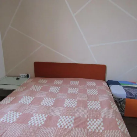Uj-lak Apartman *